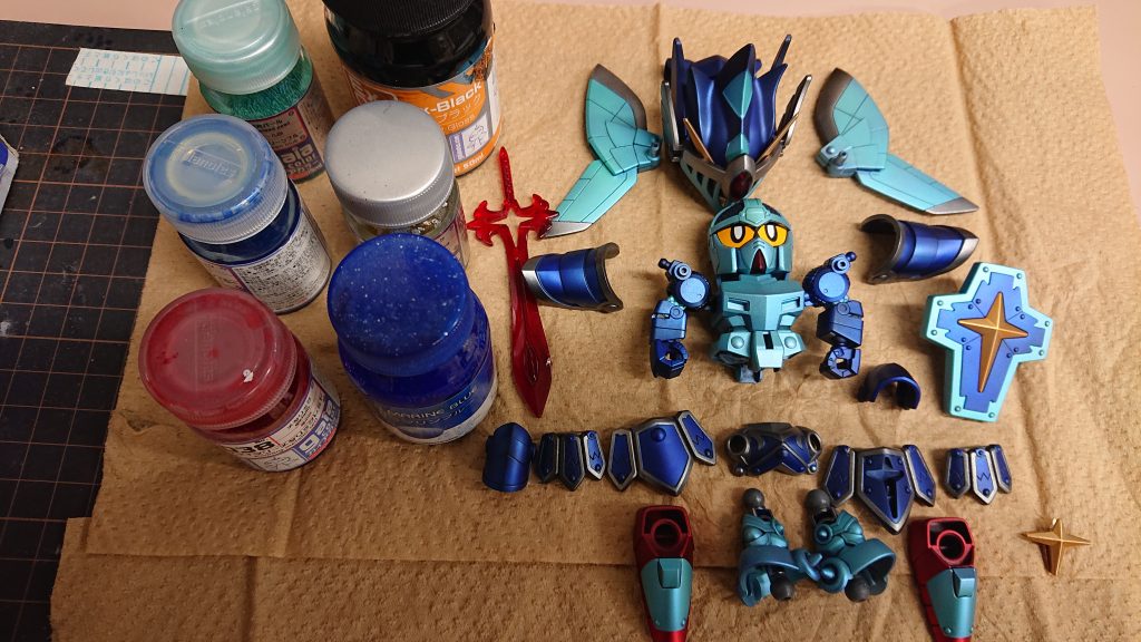 全塗装しました。全てガイアカラーです。レシピは下地にピュアブラックからステンレスライトシルバーで、そこから各パーツごと、フラットゴールド、ウルトラマリンブルー、ミントグリーンブルー、メタリックレッドからクリアレッドで塗装してます。トップコートはグロスはんつやです。シルバー系から、ウルトラマリンブルーは下地のメタリックが残るので順メタリック感がでておすすめです。