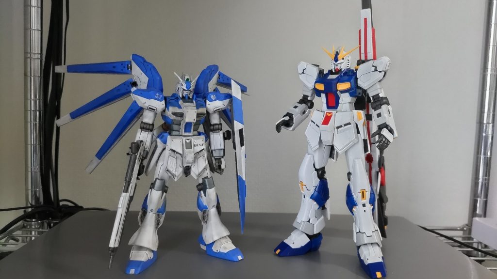 Hi-νと並べてみました。HGとRGでの違いはありますが、同じ1/144でも、だいぶ大きさに違いがあるんですね