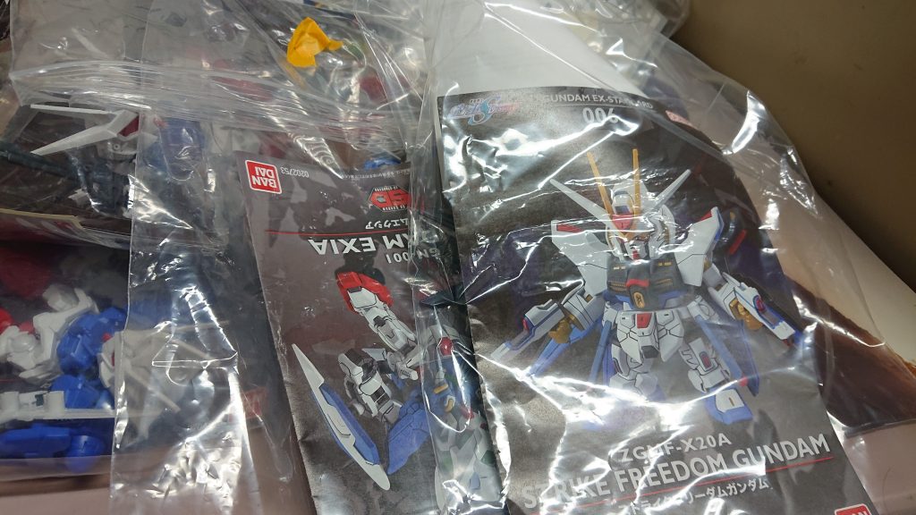 ヤフオクで1600円で10個手に入ったので、しばらく、このシリーズ作っていこうとおもいます。