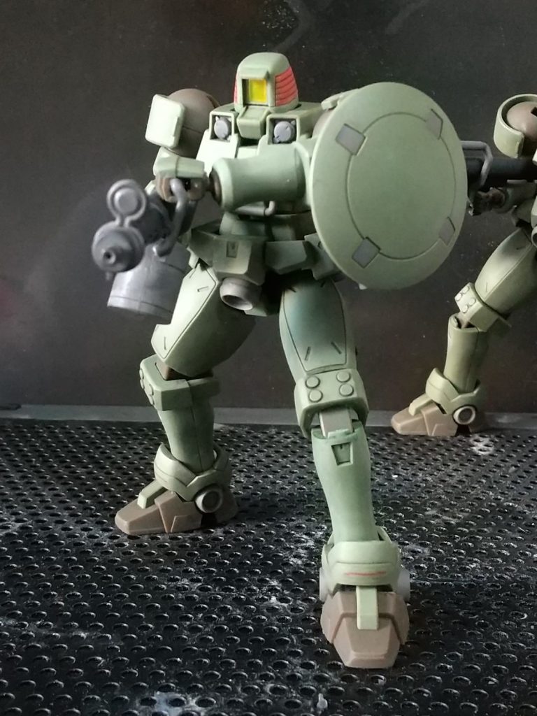 緑の成型色に茶系フィルタリングで色味を変化させるのは、もはや得意技と言えるかもしれません。当時は「アビリティレベル」がガンダムと比べてもそこまで低くないよなぁと思ってました。この装備のリーオーだとあの場面。「こちらトレーズ・クシュリナーダ。ツバロフを・・・」が浮かびます。