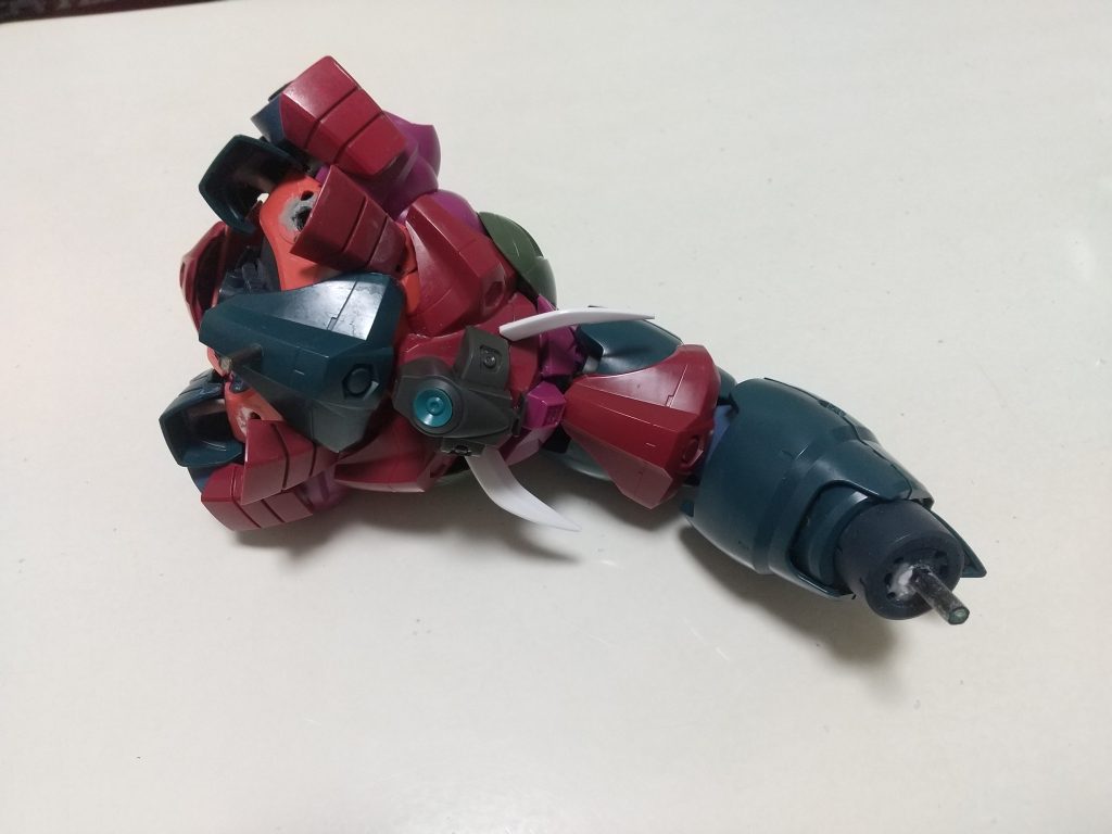 胴体の背面側。ズゴックの腰や脚の甲、その他ディランザの各部パーツをパーツ同士に隙間ができないようアーマーの様に貼り付けて身体をボリュームアップ。ちなみに各パーツは塗装も考えて、ダボ穴を空けてハメコミ式にし、後でバラせるようにしています。