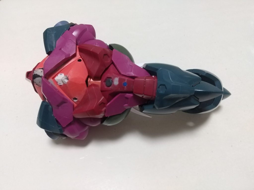 胴体の作成。MGズゴックの胸パーツを向かい合わせで貼り付け、身体にボリュームを出しました。ちなみにこちらは正面側。