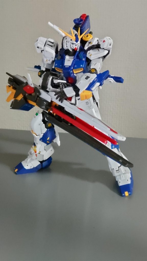 全体的にスミ入れしてデカール貼り。デカールが細かくて大変でした💦HGにはない細かいパネル分けは、さすがRGといった感じです😆合わせ目消しなし、部分塗装も全くしない状態で、この完成度です。ロングレンジ・フィン・ファンネルを使ったポージングって難しい😅アクションベースを使わないで自立したポーズが、なかなか思い浮かびませんでした🤣
