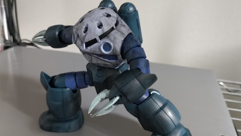 色が違うけど、このポーズしたくなりますよね！そういえば、ズゴックの肩にできる合わせ目って段差のように大きいですよね