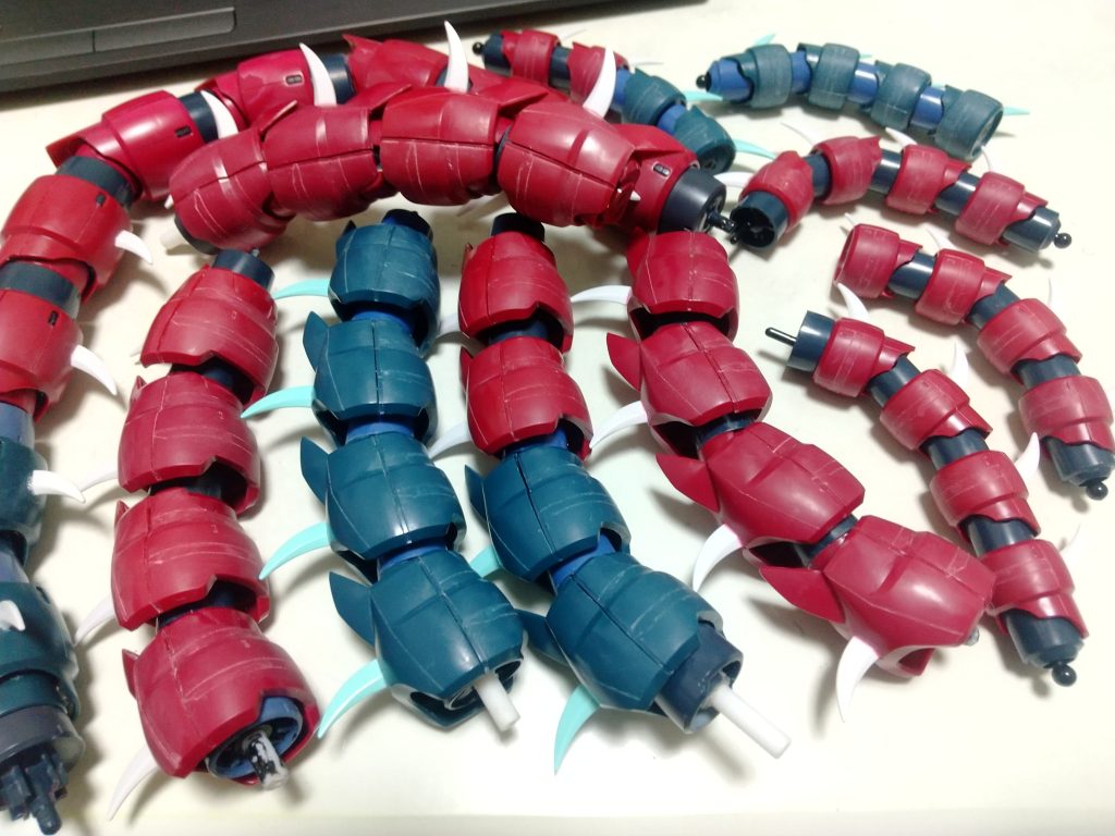 今回のポイントである胴体と首の大量のパーツ。MG&HGズゴックの腕と足をこれでもかというくらい使用しました。もちろん可動します。あと首から背中にかけて、ズゴックのクローをツノとしてひたすら移植。