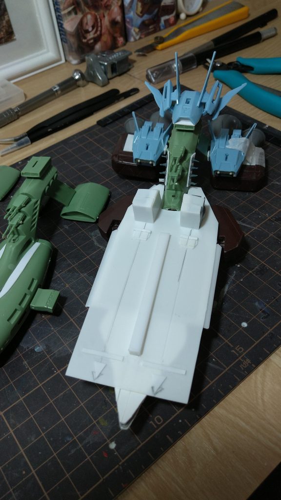 改修中シリウス。最も製作に時間がかかったキットです。艦橋パーツ以外パーツが無さすぎて、余剰パーツとプラ板などを大量に使って製作しました。