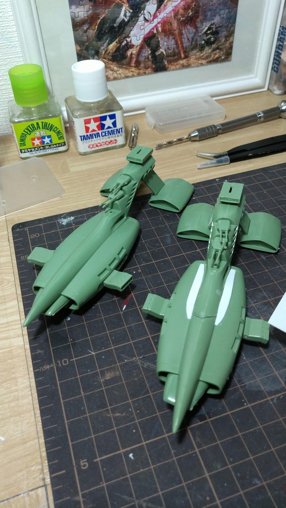 右プロキオンこのキットは胴体部と艦橋部バラバラになっていたものを余剰パーツとプラ材で修理·改修しました。左ベテルギウスこちらは本体部はほぼ無傷で最も手がかからなかったのですが細かいパーツが欠品、たまたま2番艦と同じ余剰パーツがあったので左右対称艦にしました。