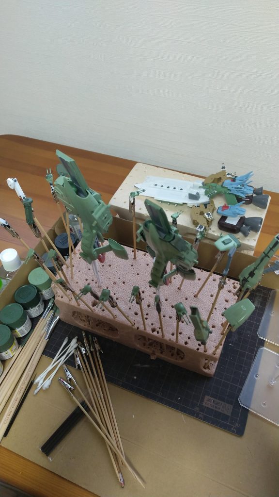 カラーリング。あれこれ悩みましたが、全体はガンダムカラーのMSグリーンを仕様、所々にクレオスの磨くと輝くブロンズとアイアン、イエローガンダムマーカーを仕様。