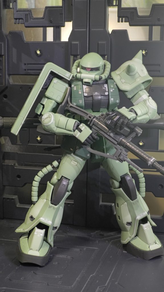 武器持ち手と平手によりこのようなマガジン交換風のポーズも取りやすいです✨