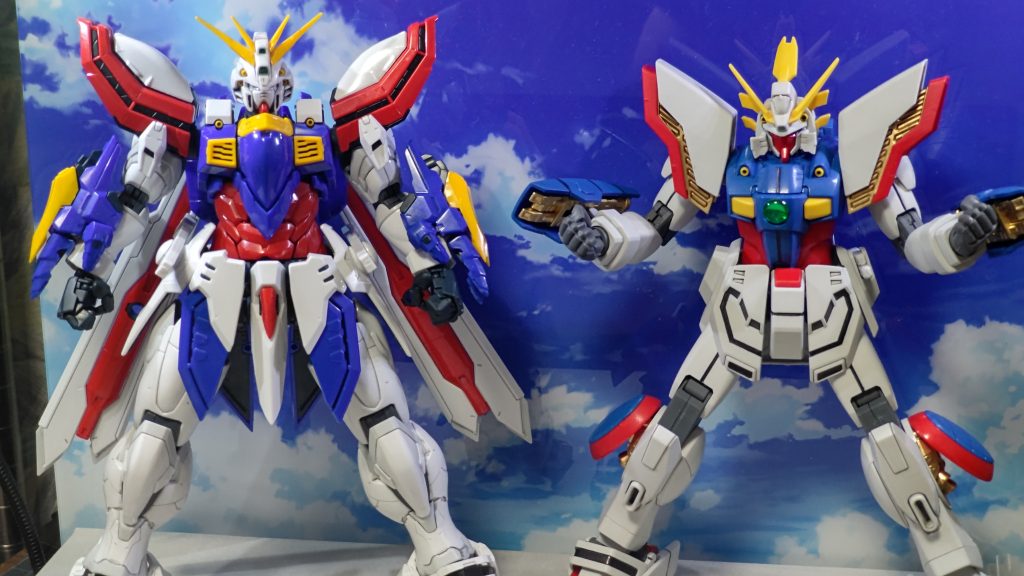 前回のMGシャイニングとの比較ですこうして並べるとかなりマッチョになってます✨色々動かしていると、これはこれでアリになってくる....スルメのような魅力が感じられました😌