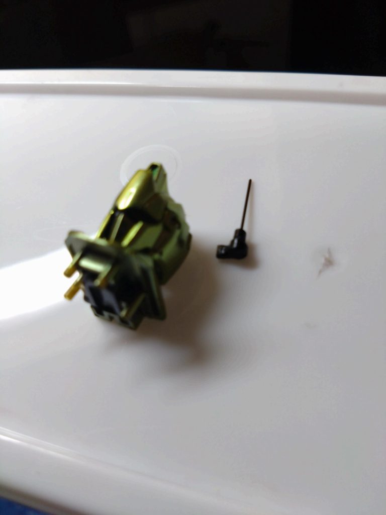 ランナーから伸ばして切って、それっぽくアンテナ作成😅 真鍮線も使用しました👍