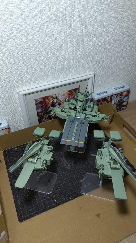 『ジオン軍 試作型·拠点制圧艦隊 トライアングル』大戦期、遠く離れた戦場で一度に大量のモビルスーツを投入、即時拠点強襲·制圧を目的として開発された試作型艦隊。艦名は冬の大三角形から命名。(私の中の設定)