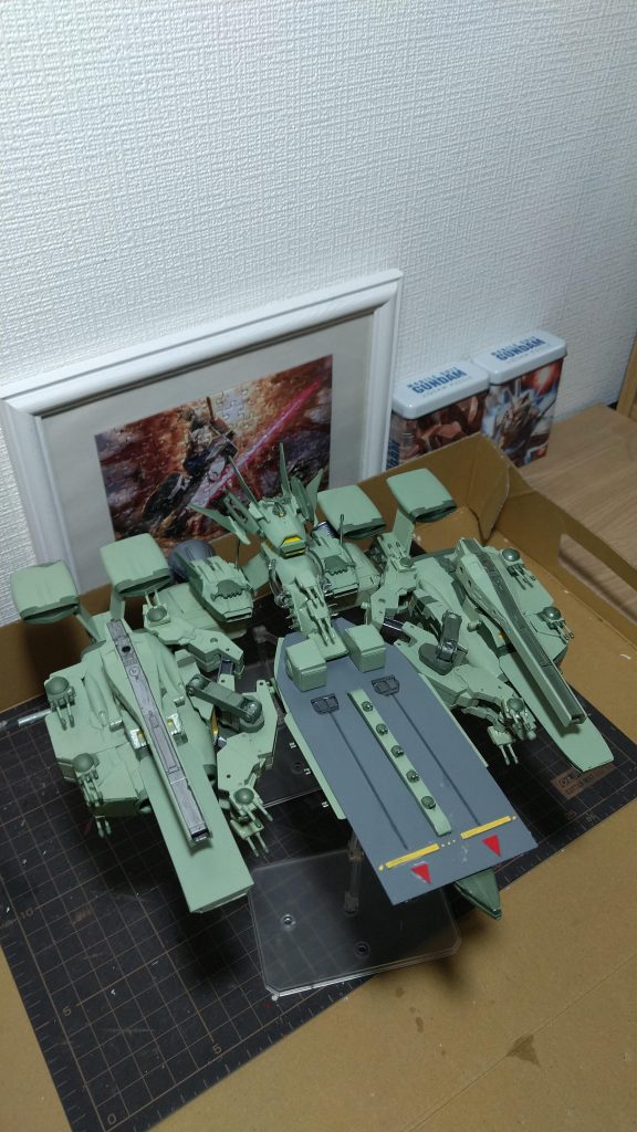 3艦連結合体モード『要塞艦』シリウスを中心に、左がベテルギウス、右がプロキオン。シリウス両脇のドッキングアームで連結合体。さすがに重くなり過ぎて、ドッキングアームを改修·修正·パーツ追加をしてようやくこの形になりました。