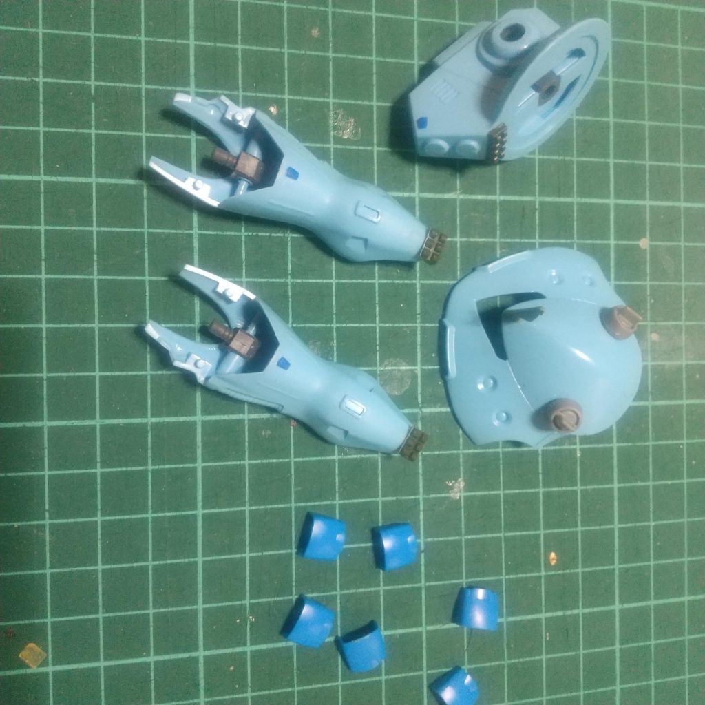 途中経過です♪グフの手の甲腕に貼り付けました♪