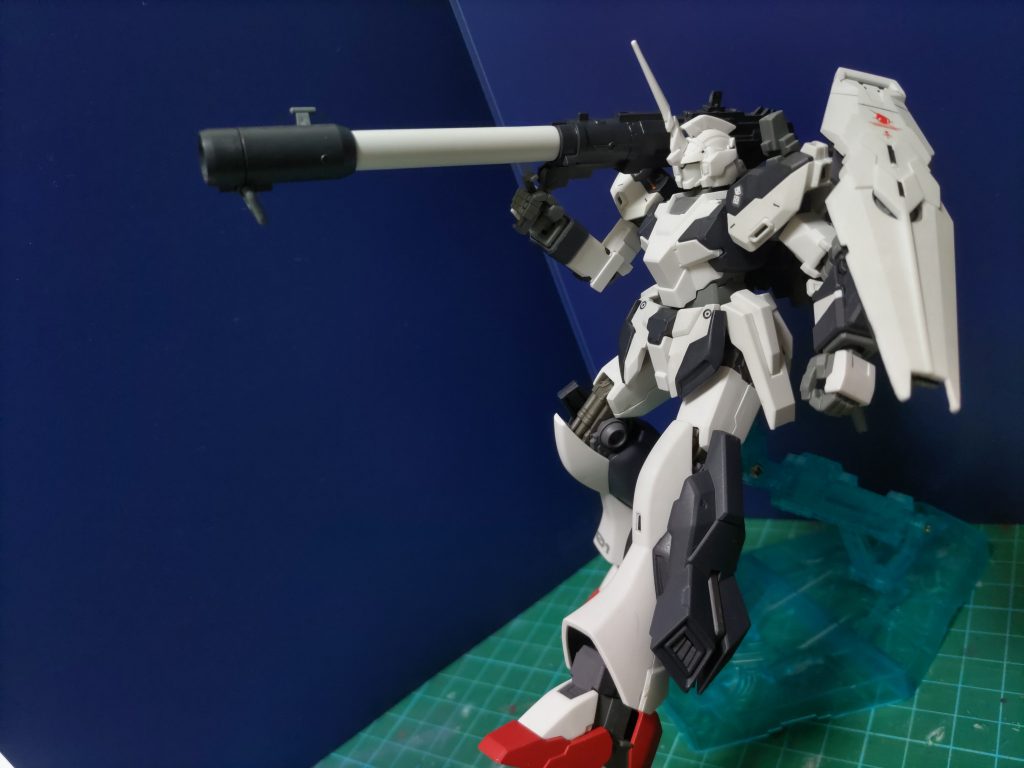 モチーフは「貴婦人と一角獣」に描かれている犬です。フェネクスが飛んでる小鳥だったので動物つながりで犬にしました。バスカヴィルは「 バスカヴィル家の犬」から取りました。正確には犬の名前ではないのですが、バンシィも獅子の名前じゃないのでご容赦を…