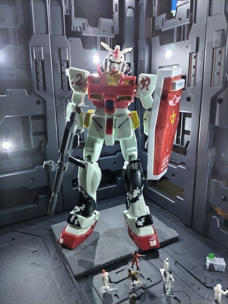 全身まだサイド7の秘密施設でテスト中なので、ホワイトベースうんぬんのマーキングは無し。左肩のペガサスは、「V作戦」（RX計画）のマーク