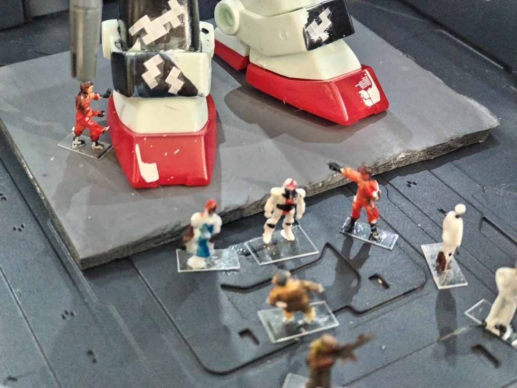 ゴップ将軍に紹介される主パイロットとチーフエンジニア（主エンジニアが後ろ向きだったので、修正）