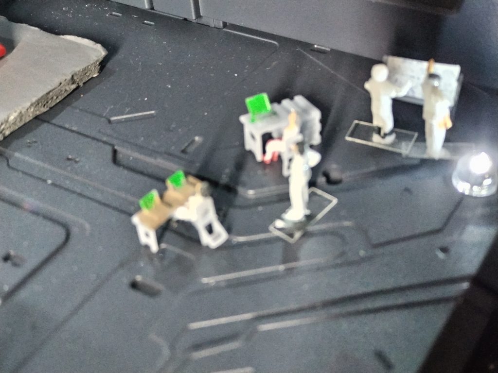 ゴップ将軍の来訪にも気づかず思索を重ねるテム・レイ氏（一番右）