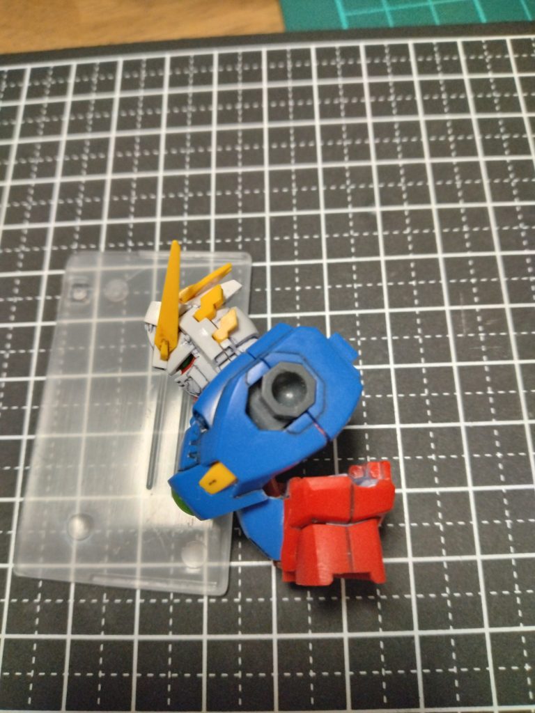 おかげでここまで曲がることができました。ランナーパーツとポリキャップパーツの余りでできています。下腹部も分けましたがあまり動きません。ですがひねりなどは多少できます。MGの腕組みの胸が凹む仕組みはすごかったですね。