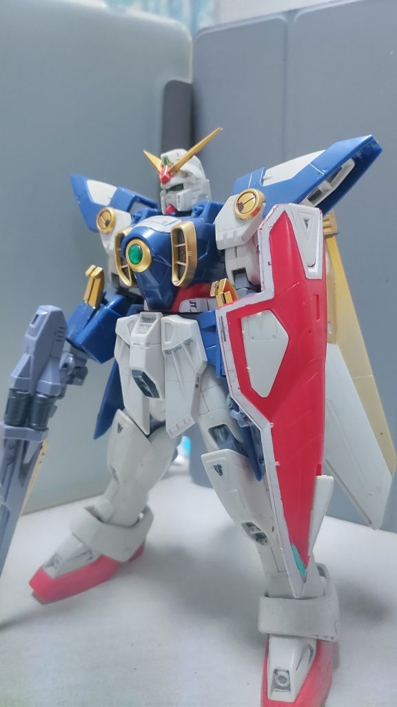 参考にした1/100HGウイングガンダム 当時発売されたばかりのガンダムマーカーや油性ペンを使って少しでもカッコよく見えるよう努力した記憶。HGACとは違うこのマッシブ感がとても好み。関節が劣化しているので立たせ続けるのがもうできないので残念。