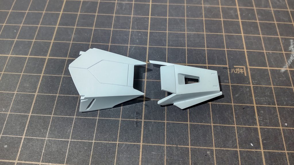 パーツをカットしたところです。失敗ができないのでいまだに緊張します。