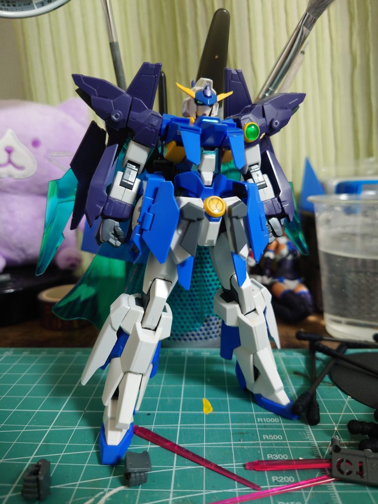 以外ミキシングパーツ左肩の丸はウイングゼロのゼロシステム部分、腰の黄色い丸はウイングゼロの肩にある装飾腰の横はダブルオーダイバーのGNドライブユニット足側面はEGⅴガンダムのふくらはぎ胸と腰の青い三角は先述のGNドライブユニットを長さ調整した余り