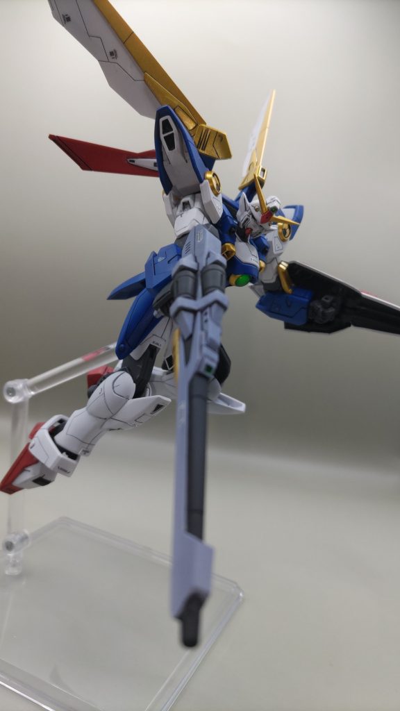 バスターライフルを向ける 1/100HGウイングガンダムを参考にしているため、黄パーツは全てゴールドに塗り替えてあります。アニメより長い時間眺めていたので、このカラーの方がウイングガンダムって気になっています。