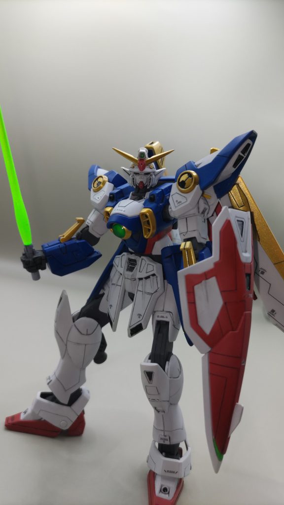 ビームサーベルを構えて ガンダムデカール以外のデカールも初めて活用しましたが、センスが問われ正解が分からないのが……ちなみにダークグレー色しか用意していなかったので、青パーツでは見えなかったので貼っていません。