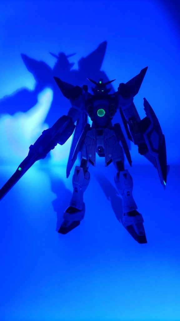 ブラックライト照射 今回は頭部・胸部・バスターライフル・シールドの一部に、蛍光イエローグリーンで塗装しています。また、胸部センサーは底部に蛍光色を塗った後に、クリアグリーンのレジンを盛ってジュエルシールっぽくしてみました。