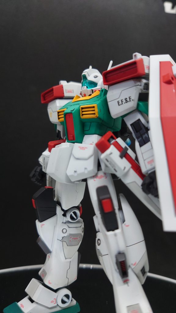 サイドアーマーのミサイルポッド（ ？）の位置が高い気がしたので数mm下げて脇の圧迫感を無くしてます