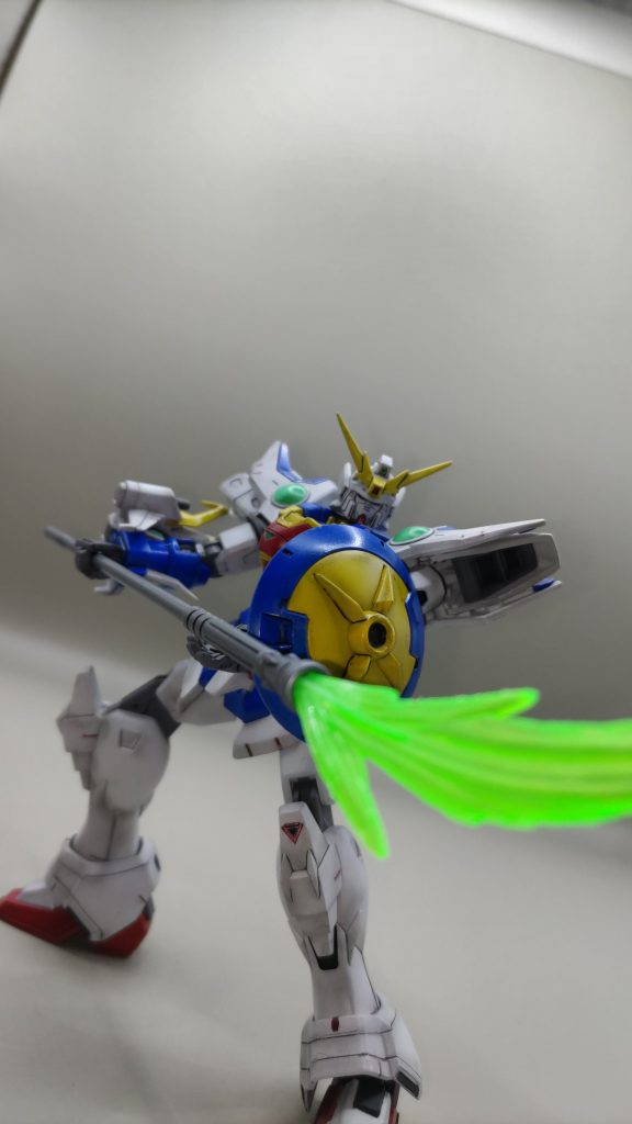 ビームグレイブを構えて ビームグレイブの柄は、デスサイズのビームサイズで気に入ったシルバー+クリアブラックで塗装しています。