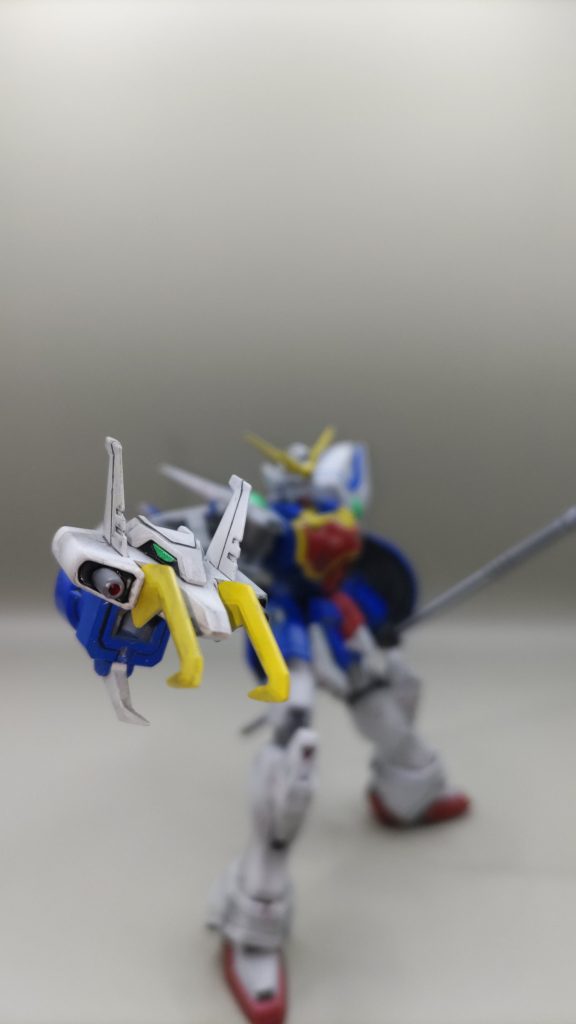 ドラゴンハング展開 上下とも牙を延長・シャープ化の加工しています。結果、非展開時には下の牙が素立ちの腰部に干渉してしまう事に… 写真では見えませんが、展開時に肩部のダボ穴が丸見えになるので裏打ちパーツをプラ板で作成し接着してあります。