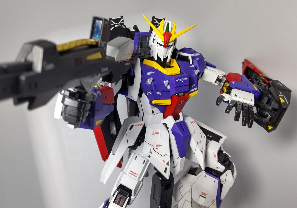 付属のデカールは少し大きくて張る場所によってはニスの部分までカットしないと収まらない部分があります。