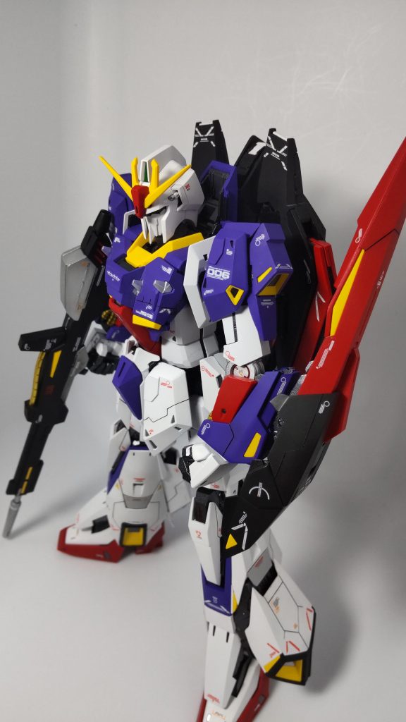 変形機構のあるキットですが、パーツのポロリも無くとても出来の良いキットだと思います。