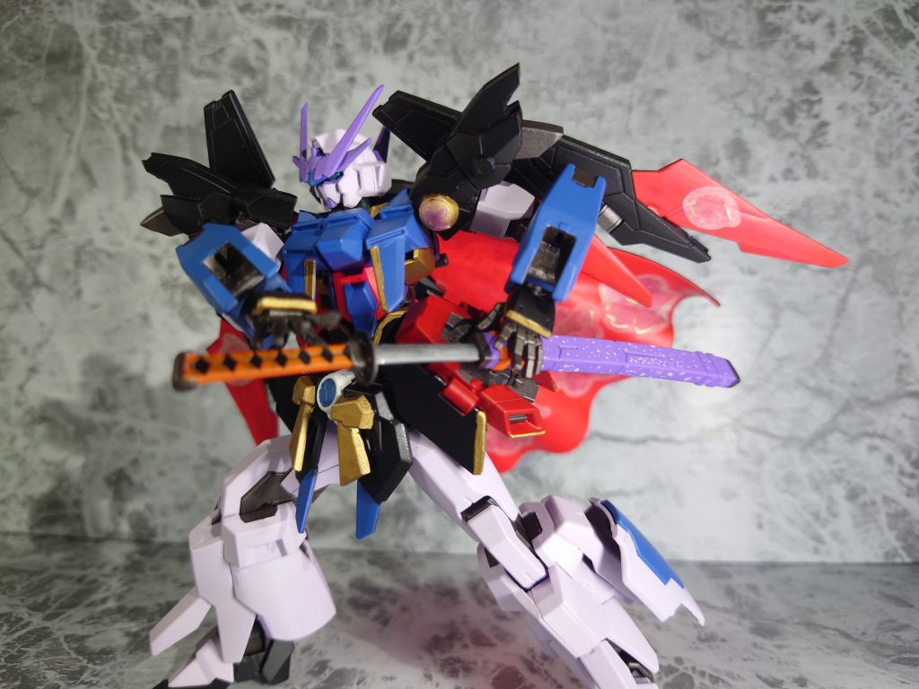 本体は AGE-FX に トライエイジマグナム の腕を付けて、そこにジャンクパーツをちょこちょこつけてます。刀はガーベラストレートを削って打刀にダウンサイズし、鍔を頑張って本物に寄せました。