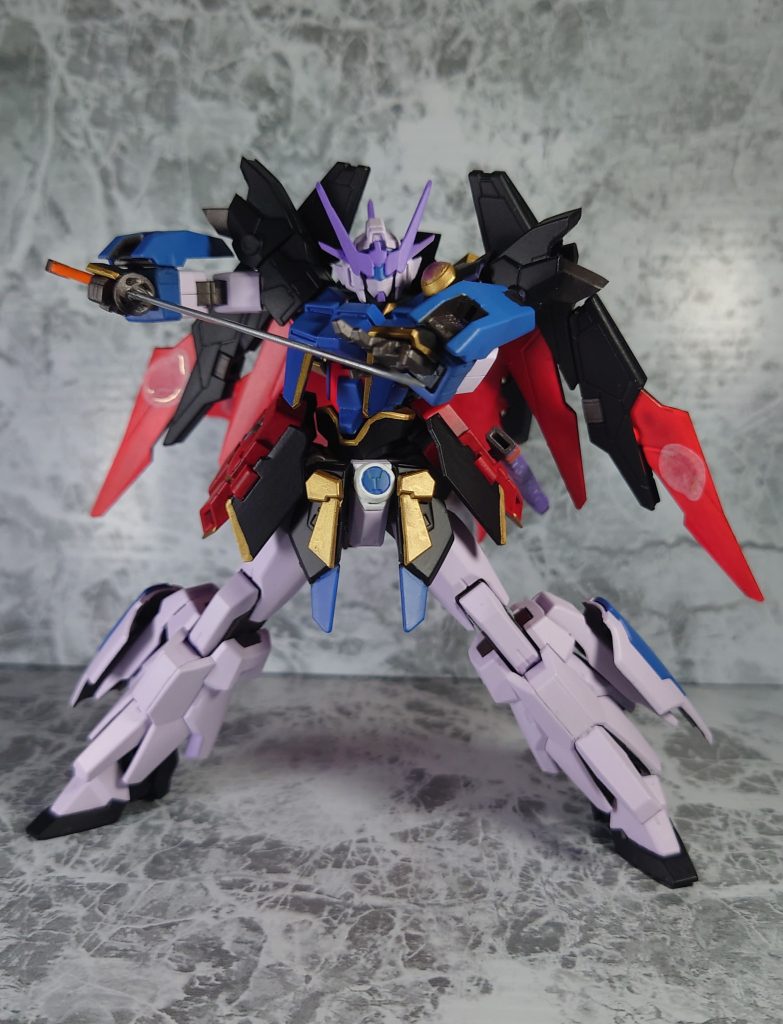 元々よく動くキットなので、股関節を削って足の内側への可動を増やしたくらいです。マントのおかげで表情付けが付きやすくて動かしてて楽しい！神バーニングの余剰がソレらしさを強調してくれてて嬉しい( 腰の金色のパーツ)