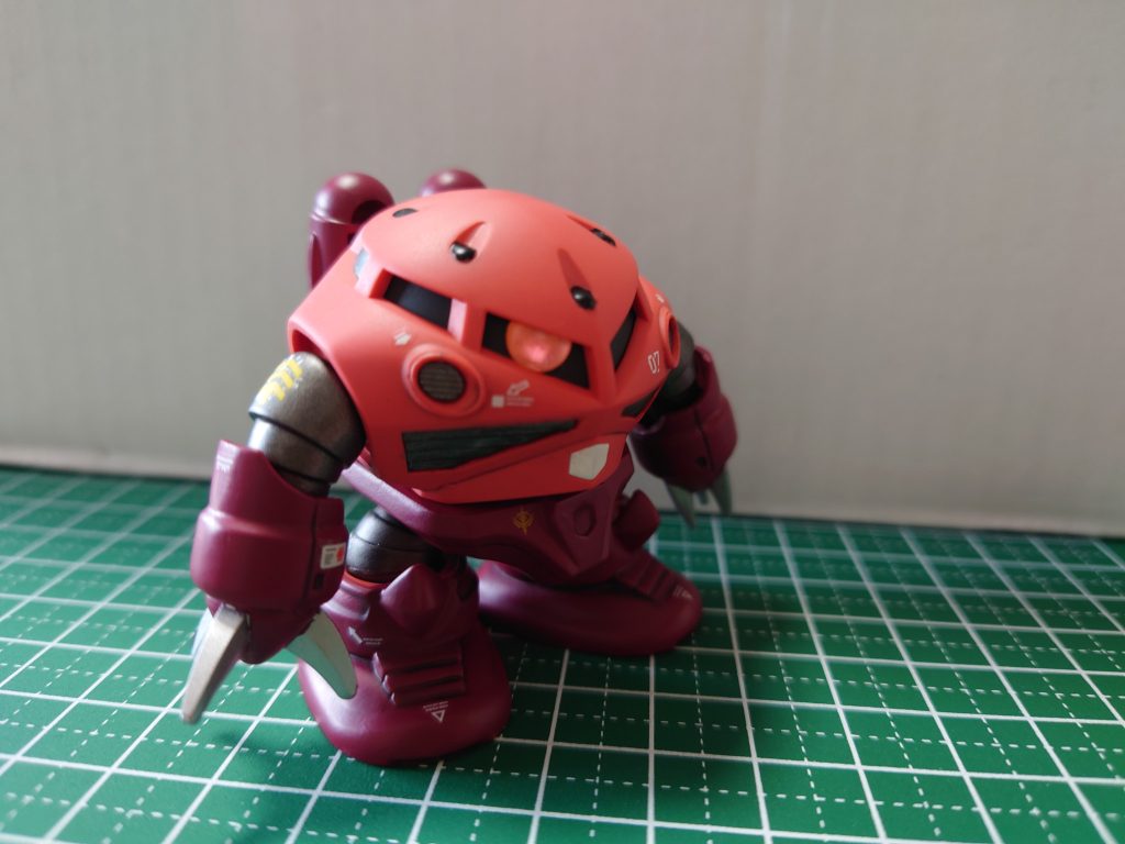 合わせ目消し。どうも流し込み接着剤がうまく使えません。どのくらいの使用量かわからないので多めに塗布していたら胸のダクト部分から漏れていて塗装が、、、慣れません。