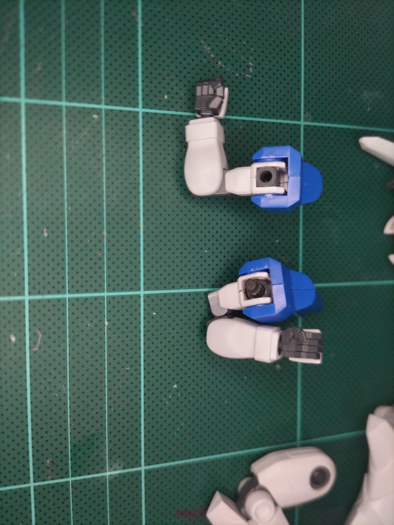 腕部、改造前と後。腕がここまで曲がりますがポージングの時はここまで曲げるポーズってあんまりないですやね、、、。また、肩部もボールジョイントに変更してるため正面ライフル両手持ちもしやすくなってます。