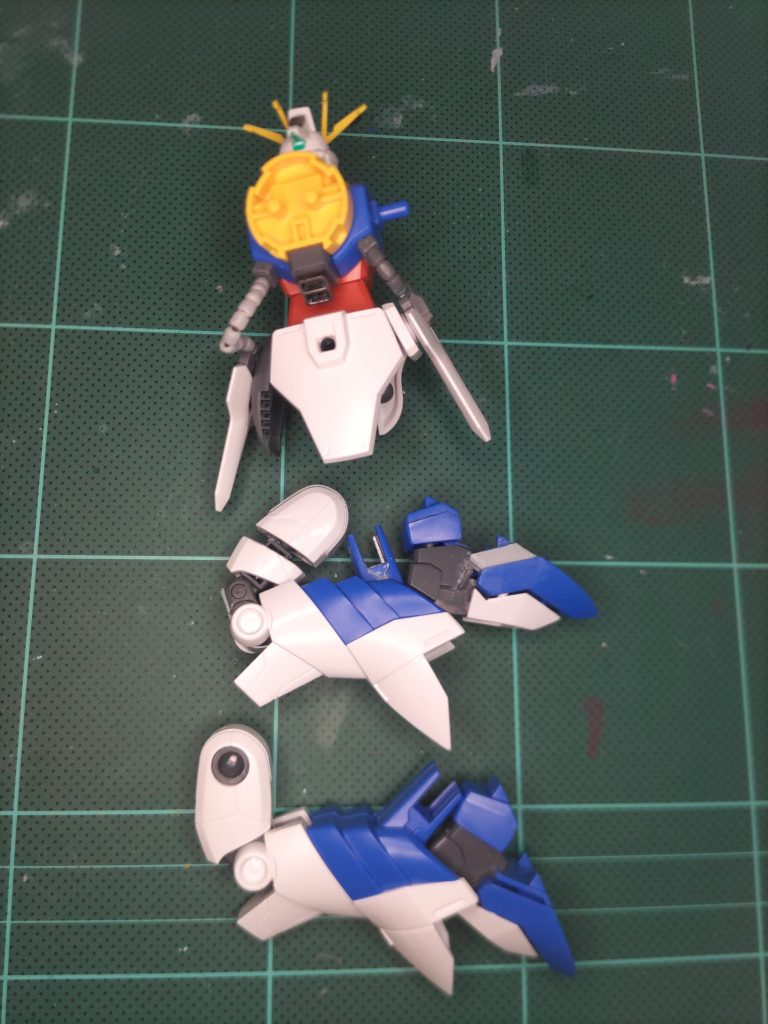 脚とフレキシブルの改造前と後。フレキ部分を1個ずつ作っていたのですがサイズがバラバラ。目立たないからそのまま進行してしまいました。脚も腕と同様に可動域をふやしました。太もも部分も2つに割って左右に脚を振れるようにしました。こっそりバーニアも可動します。