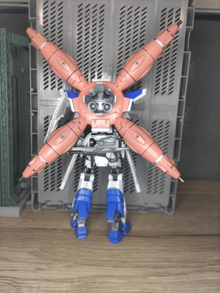 背面。ビームライフルを、腰背面にセットできるようにしています。また、脚のバーニアも上下に動きます。