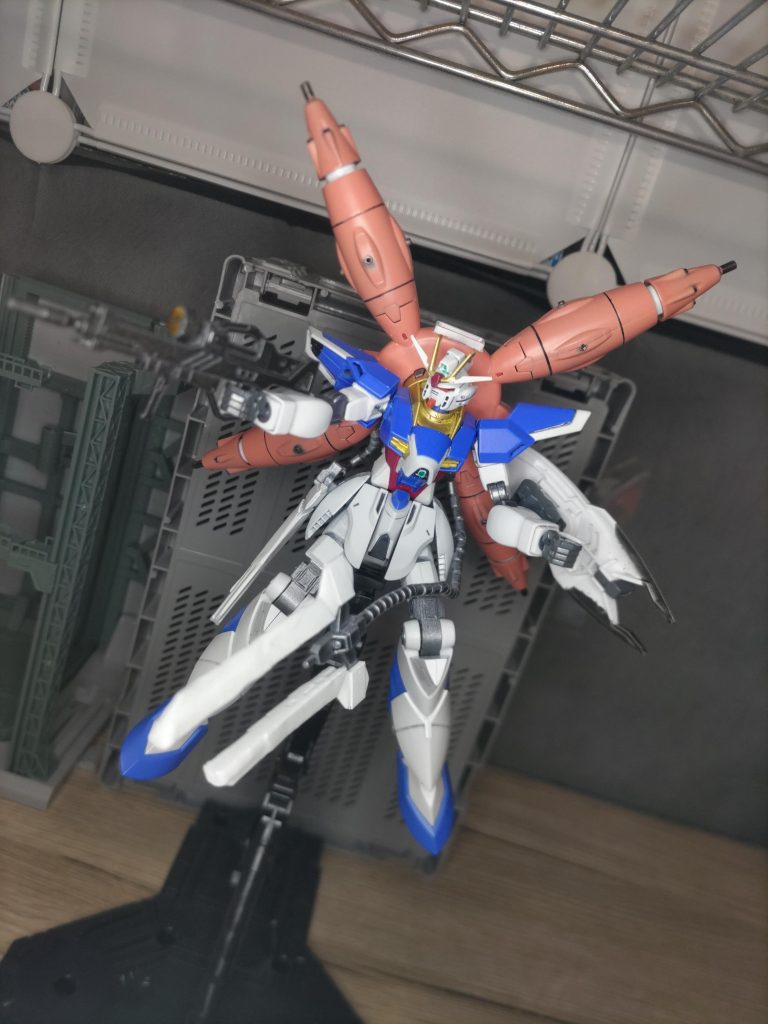 プリスティス発射。こちらもリード線を通しているのでフレキシブルに動きます。また、先部分もプラ板で大きくして、上下でもサイズをかえてます。