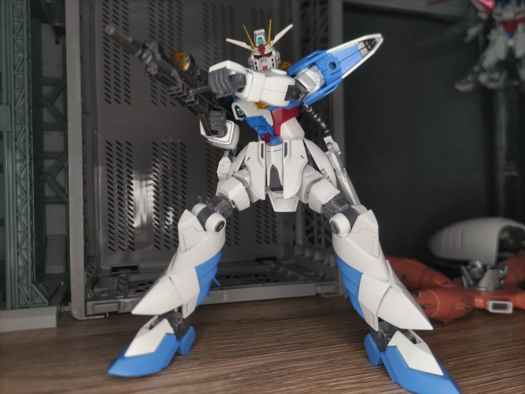 腰のひねり具合が伝わるたかと思い追加写真。今回思いつかなかったのですがハードポイントシステムを導入予定。膝両側や肩アーマー下部分に3ミリ穴のジョイントポイントがこっそりあります。腰後ろもビームライフル取付用に共通3ミリ穴にしたのでいつかは追加装甲をアップしたいですね。