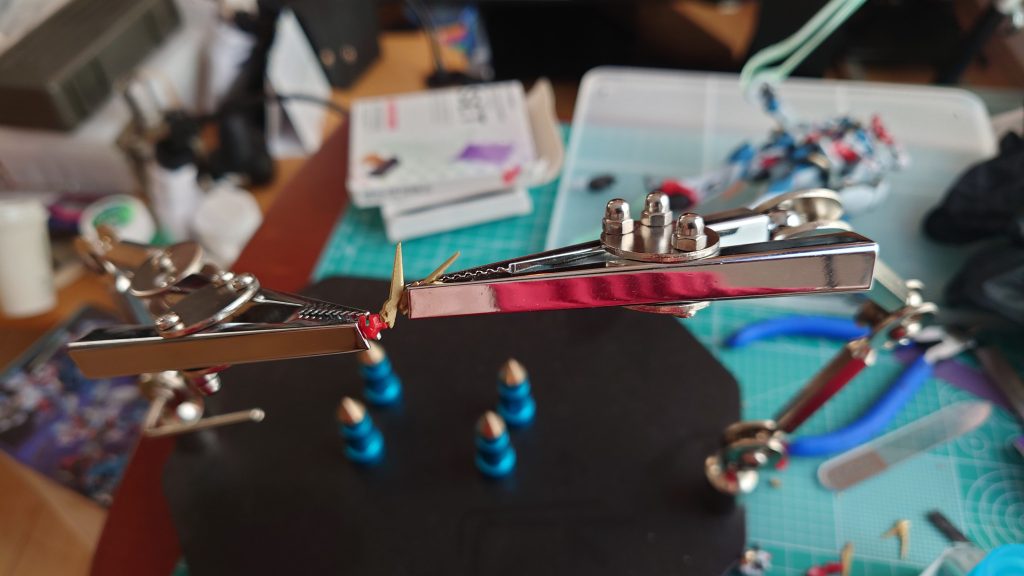 ”ツノ”をジャンクから作るのに、購入後初使用スジボリ堂の『モビルアームステーション』。これマジ神だわ✨ まさに”ゴッドハンド”…あ、別会社だった。