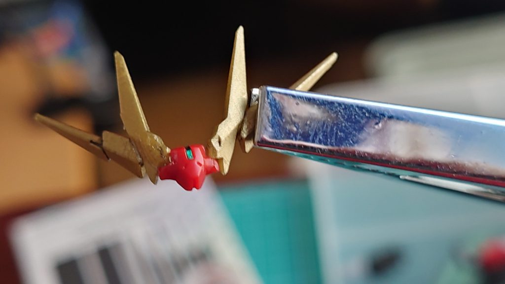 ちなみに、HGかRGのバンシィの”ツノ”とGQXのデコパーツ(未覚醒)を切って貼ってミックスしました。装着は両面テープで。飾るときはやっぱ”素”で飾りたかったので…。