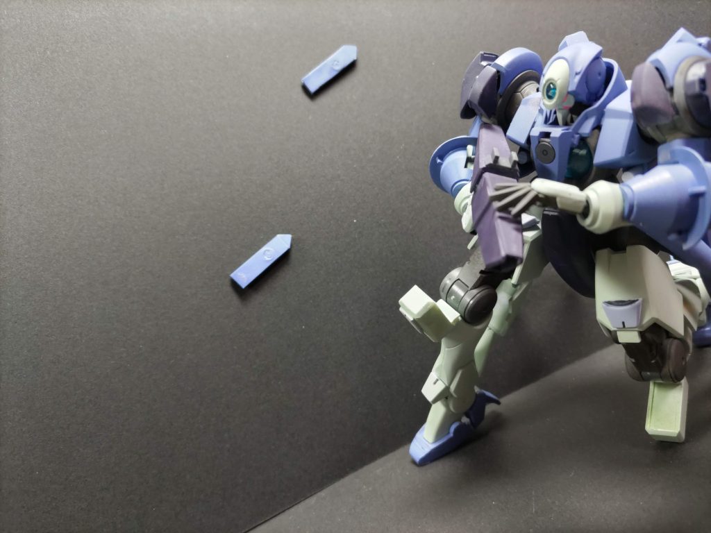 ・GNフィンファングリアアーマに6基格納されているリボーンズガンダムをベースとした遠隔誘導装備。ビームダガー形成・ビームガン機能を持つ。