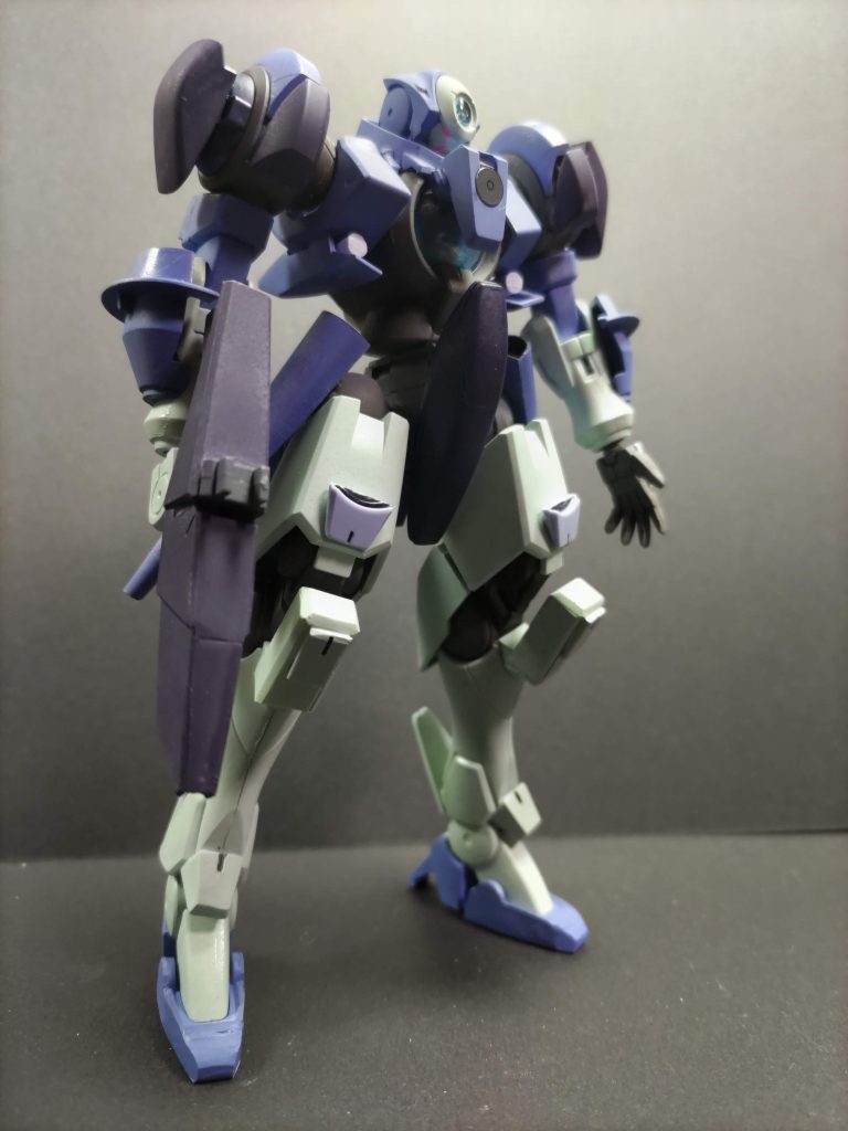 設定:サキブレ開発に伴い再設計の行われたジンクス。フレームからの見直しがされⅦ以前の機体との互換性はほぼなくなっている。人間パイロットの能力差を埋めるためにELSとの共同運用となっており首元にELS用ハッチ、腹部に人間用ハッチが存在している。