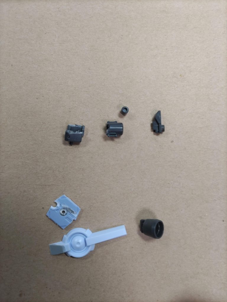 といっても使っているのはジンクスⅢだけなので余剰パーツをどうぞ。無傷で残ったのは銃口とスラスターだけでした。ジンクスⅢからパーツを切り取ってプラ板・パテで隙間埋め、ポリキャップランナーまで余すことなく利用しました。コアファイターの内部は胴体をくりぬいて磁石固定しています。
