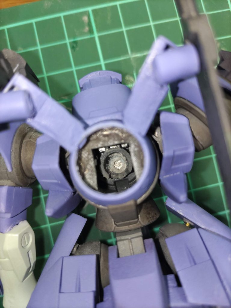 特筆点としては・顎のシャープ化・磁石によるマウント・靴の形状変更でしょうか。金属は糸はんだで再現しています。