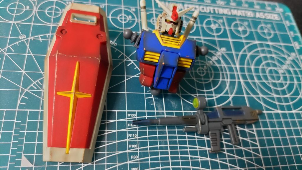 HGのキットをパチ組して、その完成度に満足していたのですが、YouTube動画等を見て、もう一手間加えるだけでだいぶ印象が変わるものなんだと思い、お手軽価格のEGガンダムで挑戦してみました。