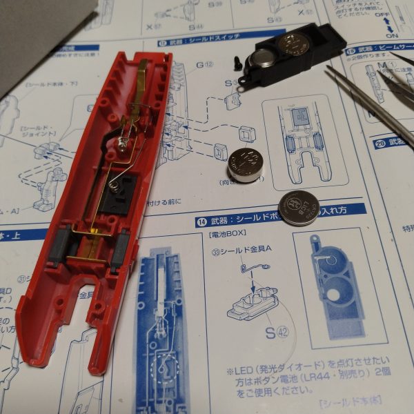 作業も最終に近づいて問題発生です！（泣）このユニットはCR44を使うのですが！経路を辿って確認しても問題無し！なのにＬＥＤは光りません！試しに他の箇所で使用してるCR1220を使ってＬＥＤを直電確認したところ光りました！でこのユニットで使用するLR44で確認すると光りません！新品なんですよね（泣）ここにきて作業止まってます！このユニット！凄く重要なユニットなんですよ！ウェイブライダー時に翼などに電力を繋ぐ重要ユニットなんですよね！（泣）電池昨日届いたばかりなのですが！試しに別のメーカーの高めの電池買ってみようか思案してます！ゴール間近なのに！複雑な気分です！